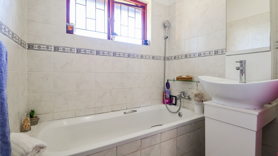 4 Bedroom Property for Sale in Sedgefield Central Western Cape